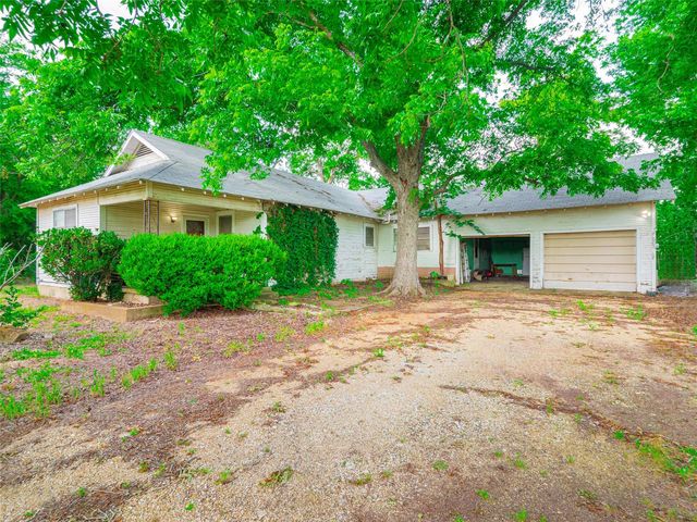 3104 S  Main St, Taylor, TX 76574