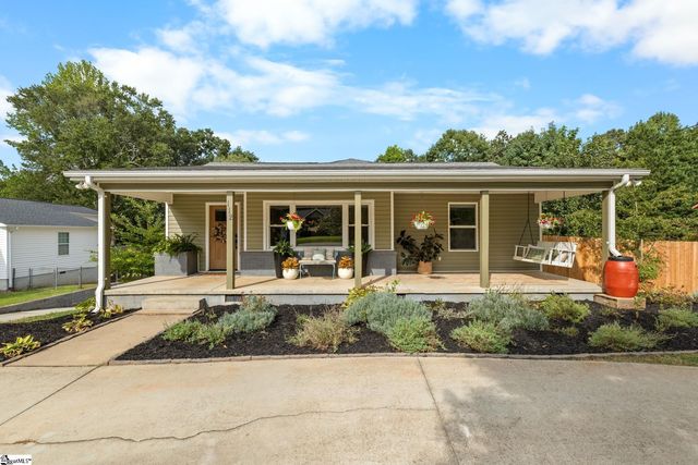 112 Hilltop Dr, Travelers Rest, SC 29690