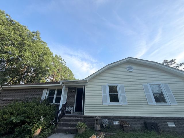 2412 Springhill Rd, Greenville, NC 27858