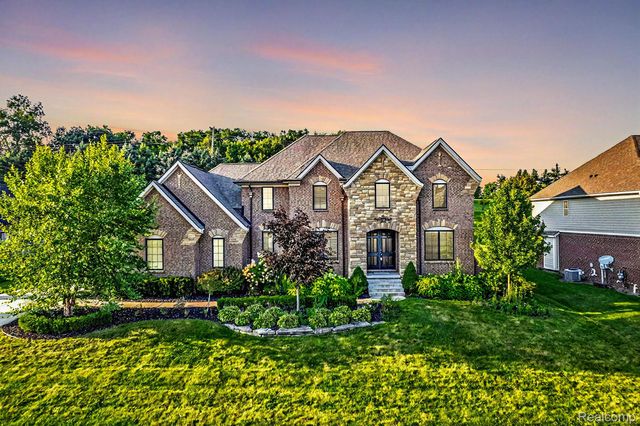 10486 Stoney Point Dr, South Lyon, MI 48178