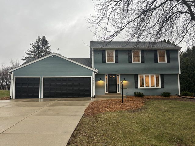 9936 N Concord DRIVE, Mequon, WI 53097