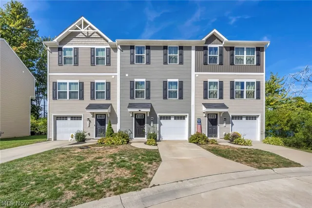 698 Pine Spring Dr, Painesville, OH 44077