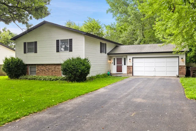 9513 Ballard Rd, Crystal Lake, IL 60014