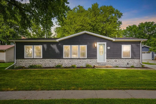 909 W  Marion St, Manchester, IA 52057