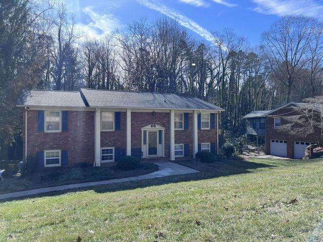 1055 18th Ave NW, Hickory, NC 28601