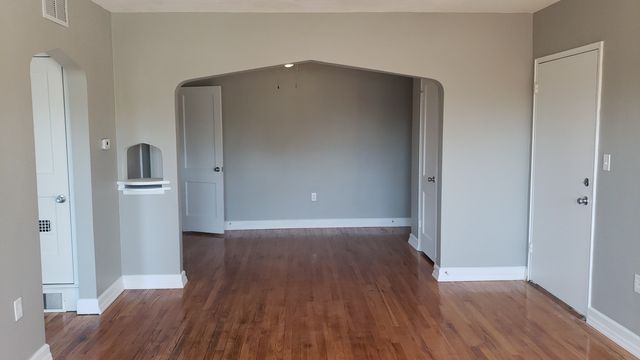 324 8th St, Bettendorf, IA 52722