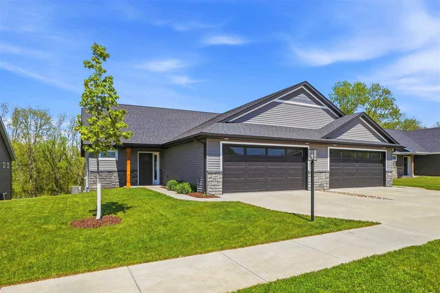 1408 Legend Dr, Tiffin, IA 52340