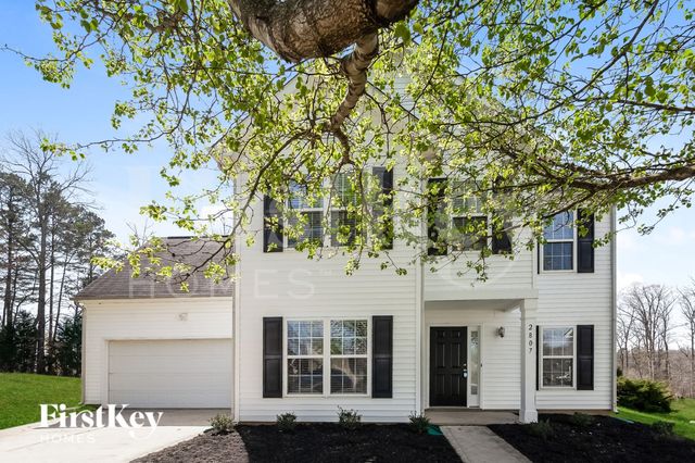 2807 Cougar Hill Ct, Charlotte, NC 28216