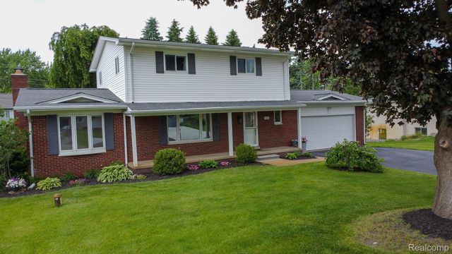 8268 Fox Bay Dr, White Lake, MI 48386