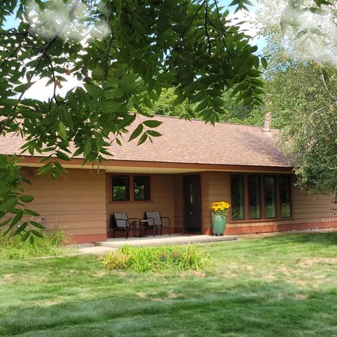 W2805 Pine Ridge Ct, Belleville, WI 53508