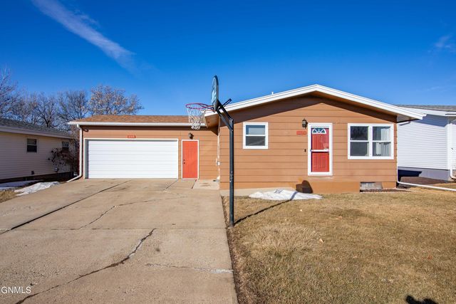 859 Dell Ave, Dickinson, ND 58601