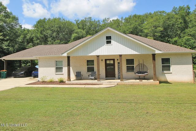 2720 Dogwood Ln, Moss Point, MS 39562