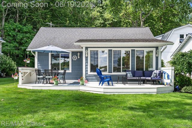 5286 Edgelake Dr, Pinckney, MI 48169