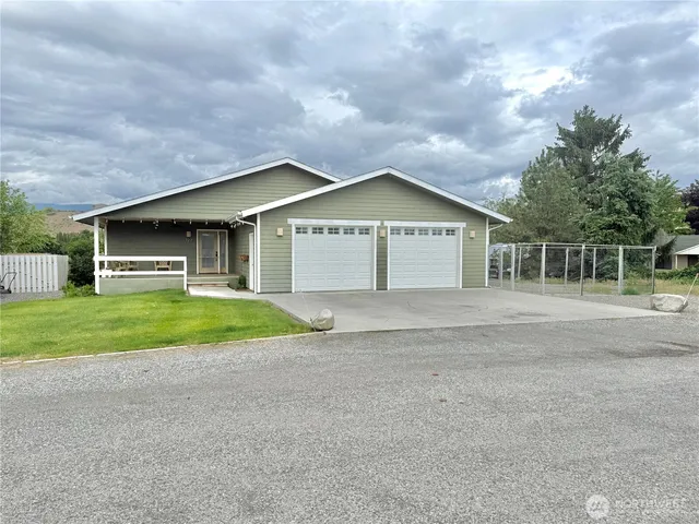 727 Kenwood St N, Omak, WA 98841