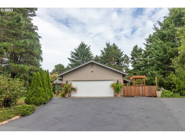 4878 Rhododendron Loop, Florence, OR 97439