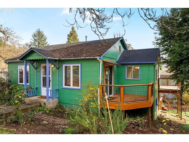 635 NW 4th Ave, Myrtle Creek, OR 97457