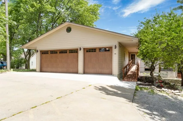284 W  Flint Hills Dr, Alma, KS 66401