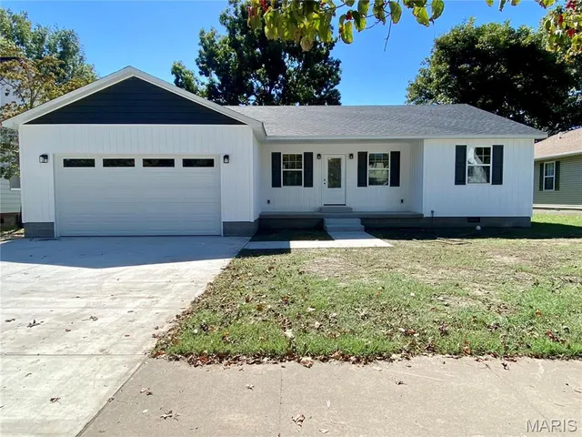 317 E  Cypress St, Charleston, MO 63834