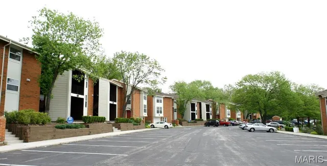 1969 Greenglen Dr #303, Saint Louis, MO 63122