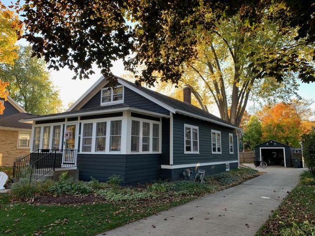 110 Woodland Ln, Oconomowoc, WI 53066