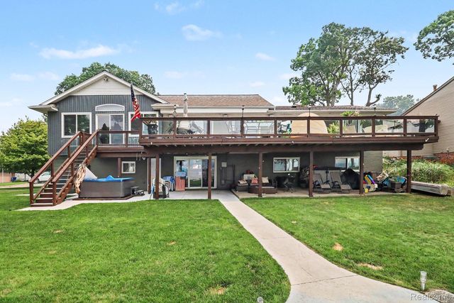 3233 Shawnee Ln, Waterford, MI 48329