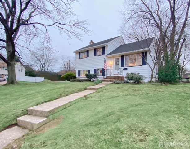 14 Pine St, Edison, NJ 08817