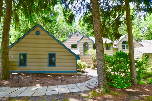 2167 Oak Hill Dr, Buck Hill Falls, PA 18323