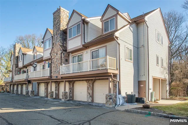 119 Woods Edge Dr, Succasunna, NJ 07876