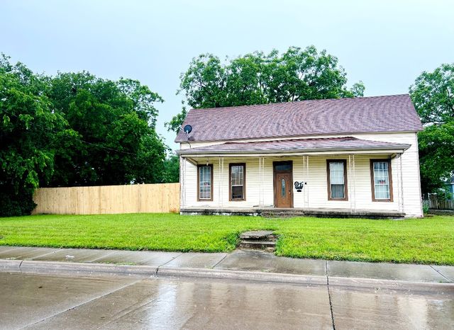 902 S  Chestnut St, McKinney, TX 75069