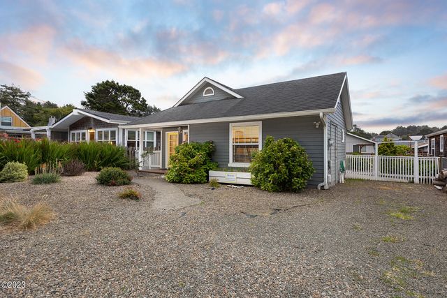 1632 NW 34th St, Lincoln City, OR 97367