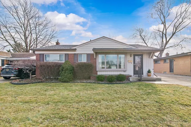 21518 Briarcliff St, Saint Clair Shores, MI 48082