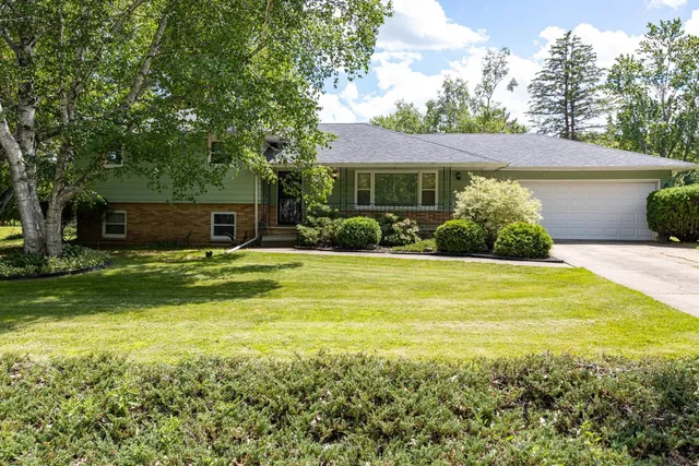 6054 N  Rosewood Dr, Appleton, WI 54913