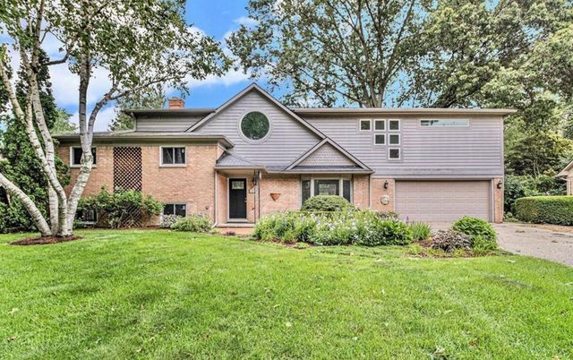 2388 Renfrew St, Keego Harbor, MI 48320