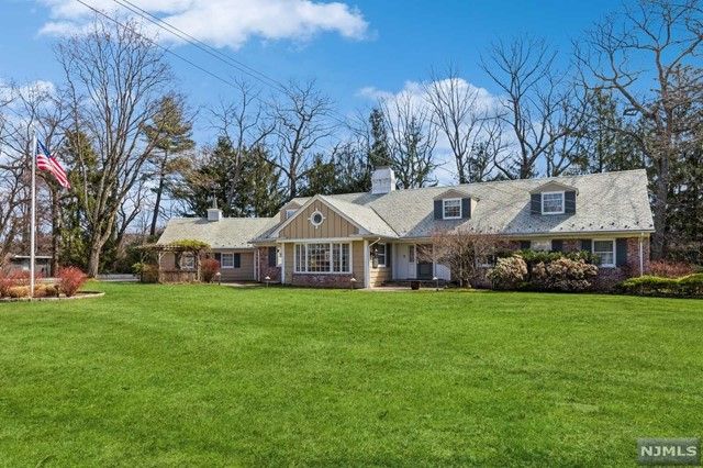 90 Old Chester Rd, Essex Fells, NJ 07021