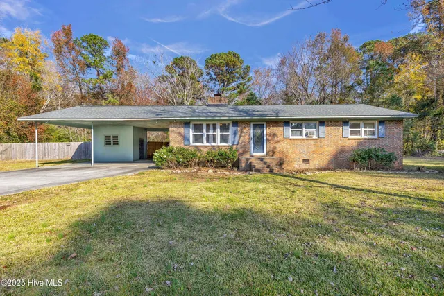 306 Crabapple Lane, Lake Waccamaw, NC 28450