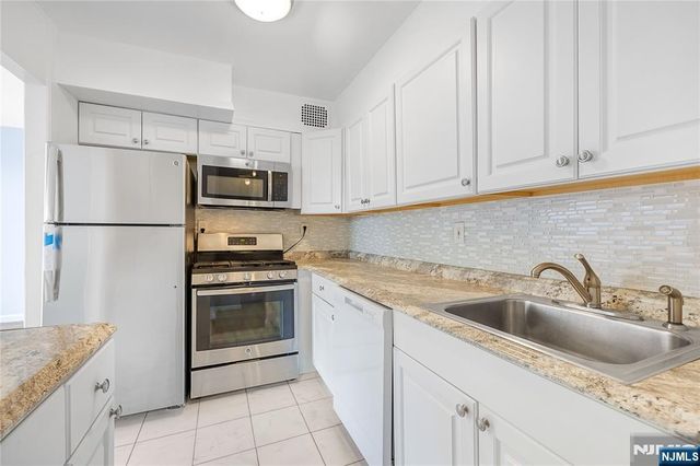 6050 Kennedy Blvd E #2E, West New York, NJ 07093