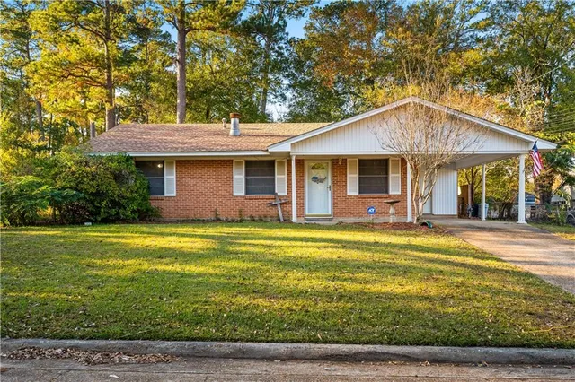 102 Holly St, Pineville, LA 71360