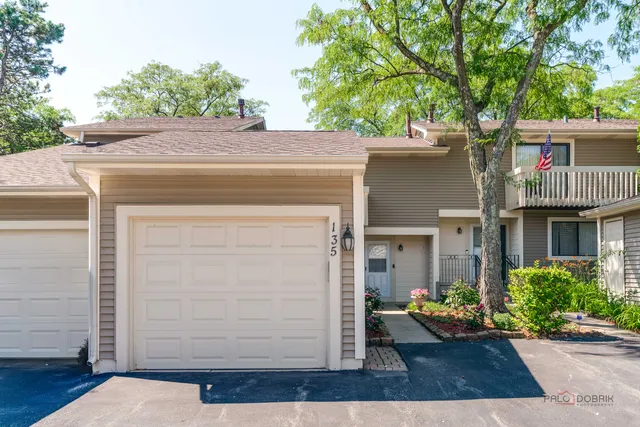 135 Brandywine Ct, Vernon Hills, IL 60061