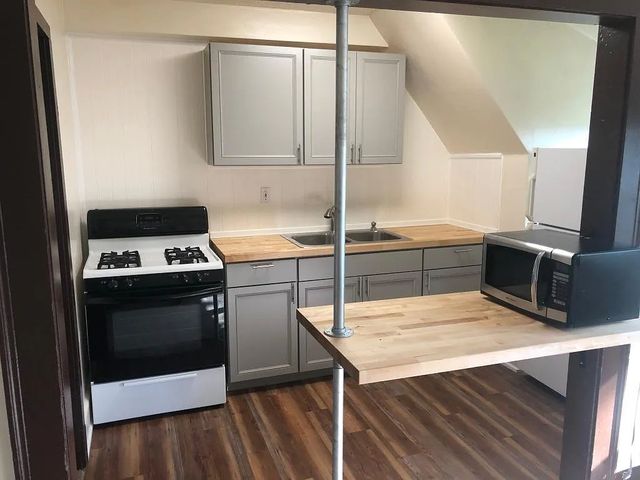 2211 NE 50th St #15, Seattle, WA 98105