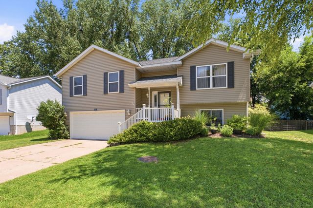 5803 Hillandale Rd, Davenport, IA 52806