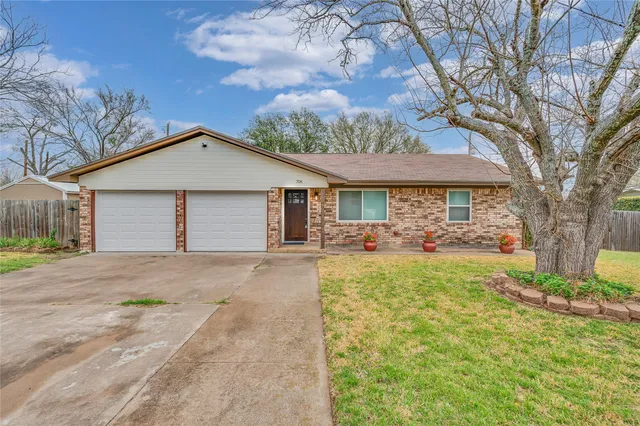 706 Krueger Ave, Clifton, TX 76634