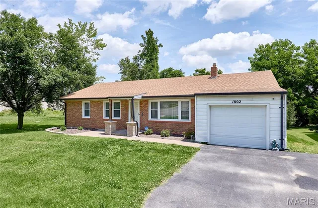 1802 S  New Florissant Rd, Florissant, MO 63031
