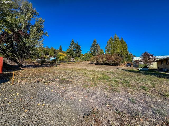 NE Cummins St, Roseburg, OR 97470