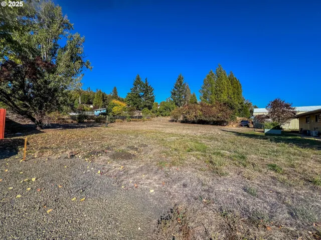 NE Cummins St, Roseburg, OR 97470
