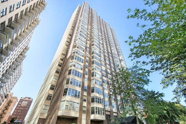 525 W  Hawthorne Pl #1102, Chicago, IL 60657