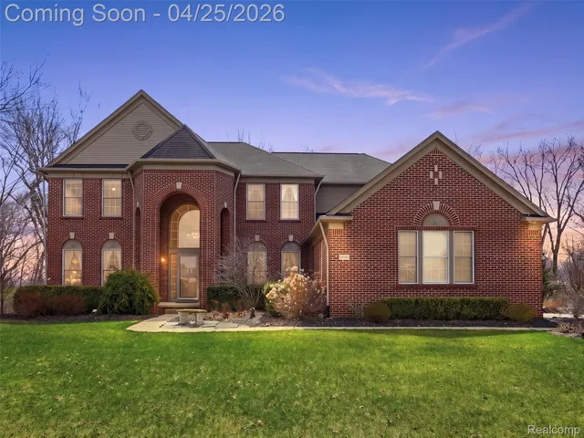 3235 Woodview Cir, Lake Orion, MI 48362