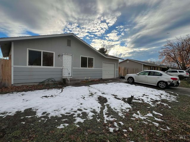 215 Dorothy Ave, Gooding, ID 83330
