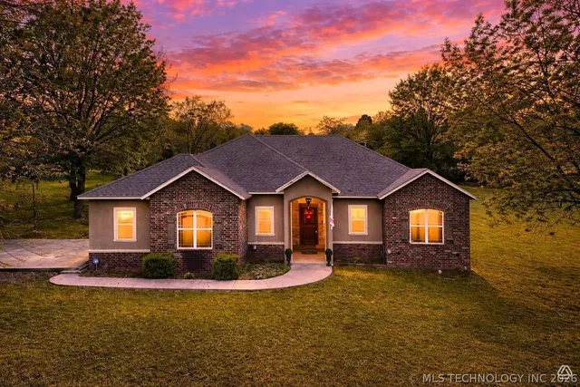 1714 E  Old Military Rd, Stigler, OK 74462