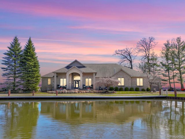 130 Whites Ct, Houghton Lake, MI 48629