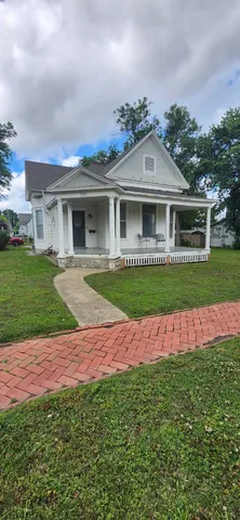 526 W  1st St, Chanute, KS 66720